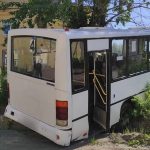 Bus in Russland fährt ungebremst in Haltestelle