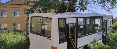 Bus in Russland fährt ungebremst in Haltestelle