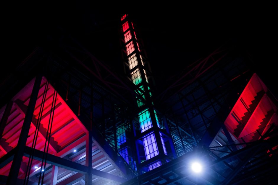 Kölner Stadion in Regenbogenfarben