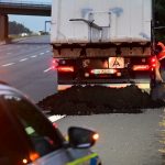 Laster verliert Klärschlamm - Unfall auf der A57