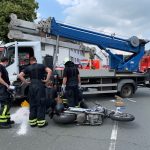 Motorradfahrer wird unter Kranwagen eingeklemmt und stirbt