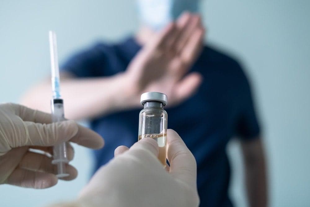 Corona-Impfgegner drohen, das Impfzentrum mit einer Bombe in die Luft zu sprengen