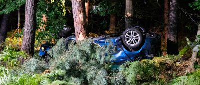 Auto kracht gegen mehrere Bäume - Fahrer stirbt