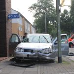 Auto wird bei Unfall direkt vor die Polzeiwache geschleudert
