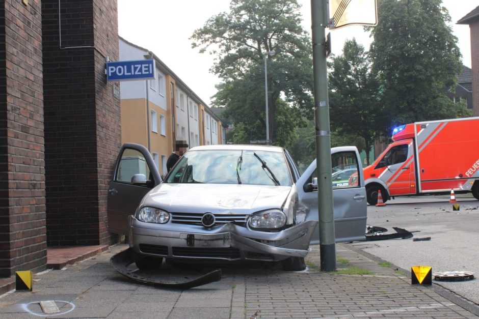 Auto wird bei Unfall direkt vor die Polzeiwache geschleudert