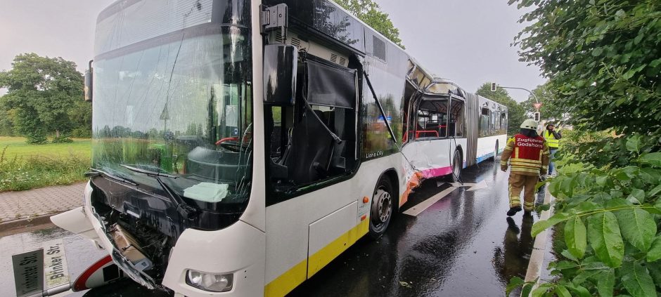 Lkw prallt in Linienbus Langenhagen