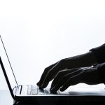 Online-Betrug Laptop Krimineller