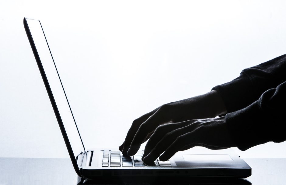 Online-Betrug Laptop Krimineller