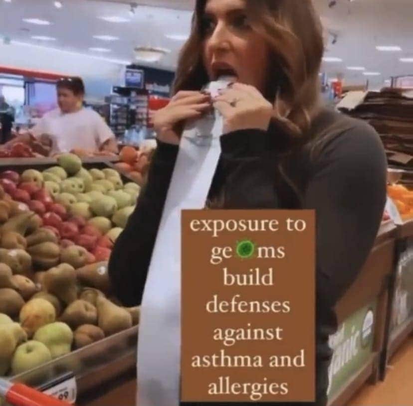 Amerikanische Impfgegnerin leckt im Supermarkt sämtliche Oberflächen ab und will zeigen, dass Keime unbedenklich sind