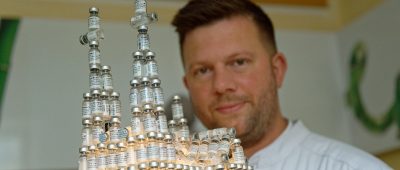 Kölner Dom aus leeren Impfflaschen