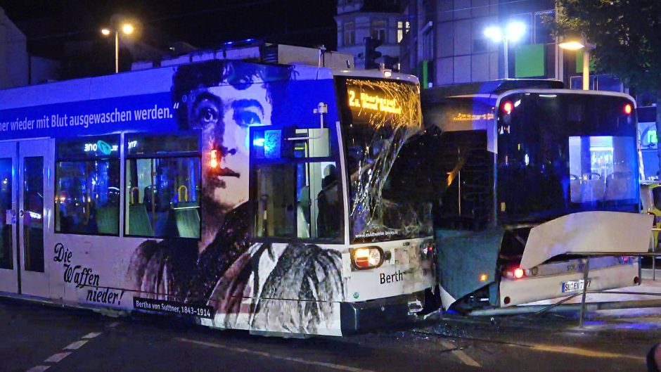 Tram kollidiert mit Bus - Sechs Verletzte Bonn