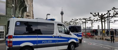 Polizei Düsseldorf Rheinpromenade Blaulicht