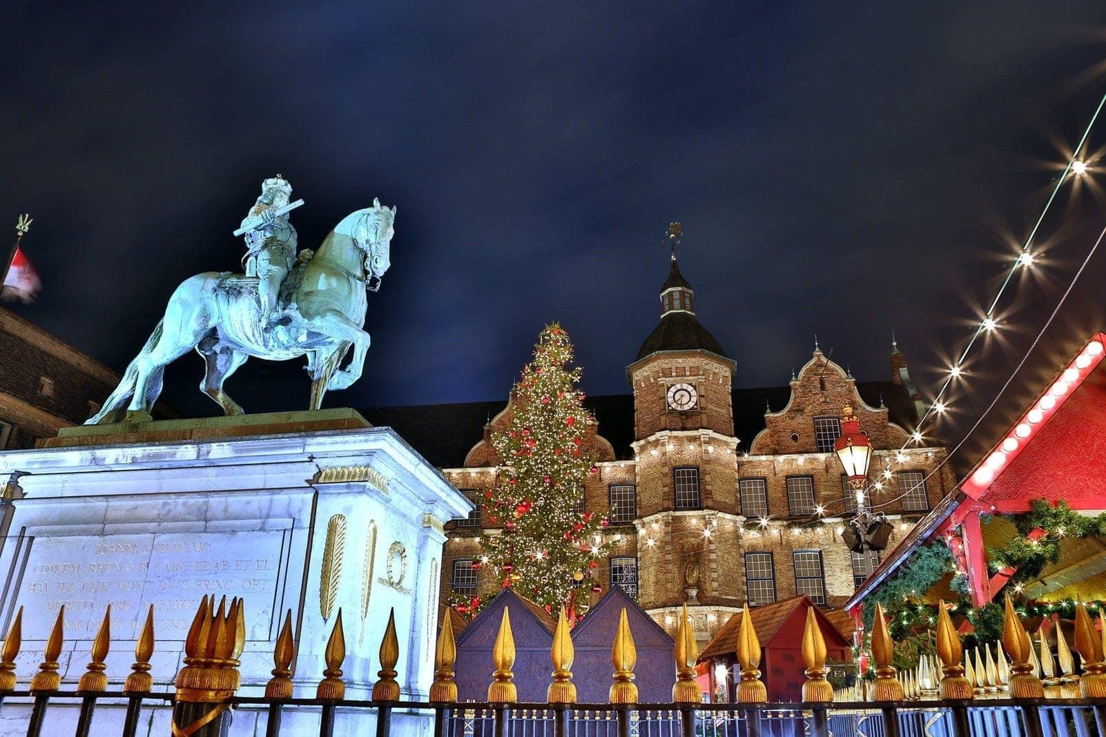 Düsseldorfer Weihnachtsmarkt und historisches Rathaus