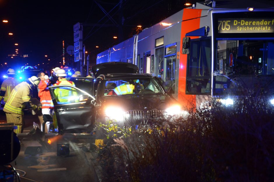 Straßenbahn-Unfall Düsseldorf Auto