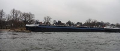 Schiff fährt sich im Rhein bei Köln fest