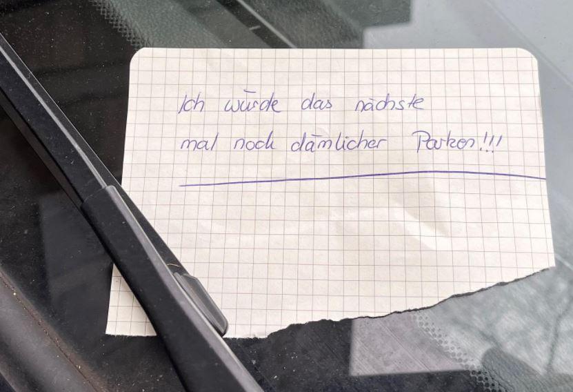 Düsseldorf: BMW-Fahrer parkt kreativ und bekommt dafür Wut-Zettel