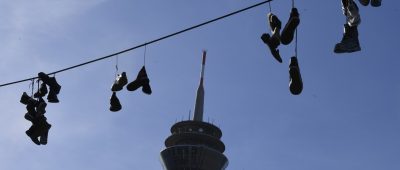Rheinturm Düsseldorf Schuhe an Leine