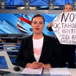 Kriegsgegnerin unterbricht Nachrichten in Russlands Staats-TV