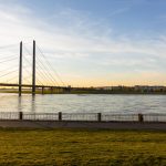 Düsseldorf Rheinbrücke Rhein Rheinpromenade Sonne