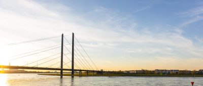 Düsseldorf Rheinbrücke Rhein Rheinpromenade Sonne