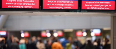 Flughafen Düsseldorf Warnstreik Anzeige