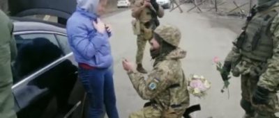 Heiratsantrag bei bewaffneter Kontrolle in der Ukraine
