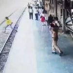 In Indien springt ein Junge auf Gleise