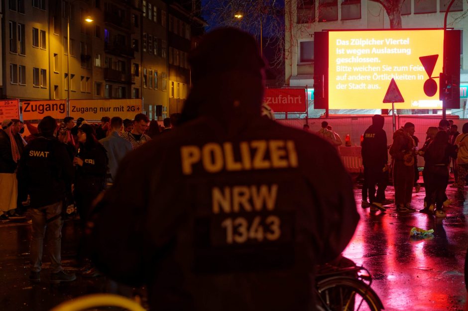 Karneval Köln Polizist Polizei Weiberfastnacht