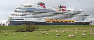 Meyer-Kreuzfahrtschiff "Disney Wish" auf dem Weg Richtung Nordsee