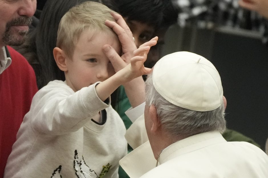 Papst Franziskus mit einem Kind