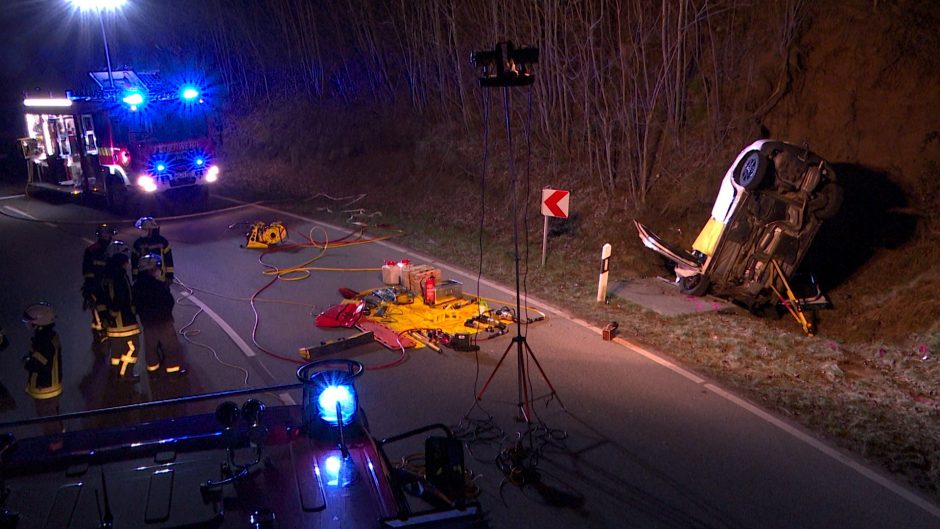 Unfall Tholey Saarland Auto hochkant im Ablaufschacht