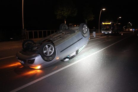 Monheim Unfall Auto liegt auf Dach