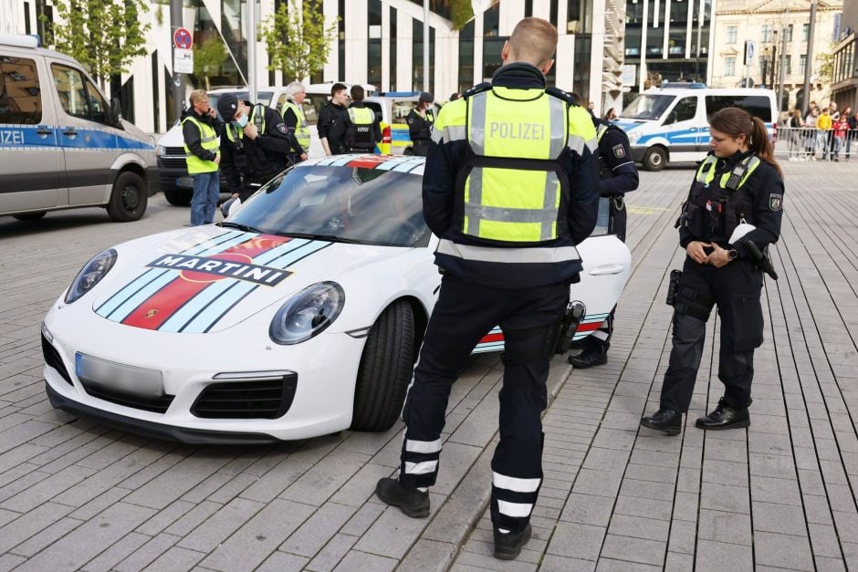 Düsseldorf Polizeikontrollen bei Tuner- und Poser-Treffen am "Car-Freitag"
