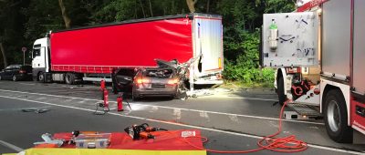 Unfall – Auto kracht in Lkw