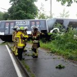 Linienbus prallt gegen Baum - mehrere Verletzte