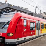 Deutsche Bahn mit Regenbogen-Zug in Köln