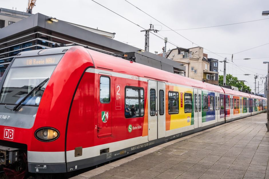 Deutsche Bahn mit Regenbogen-Zug in Köln