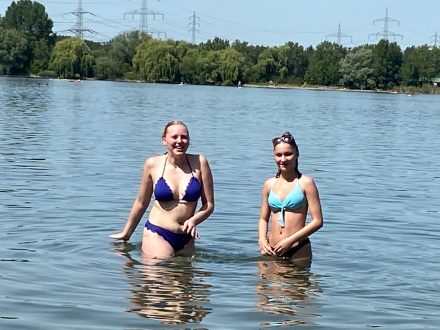 Trotz Badeverbot gut gelaunt im Wasser: Luisa und Dona.