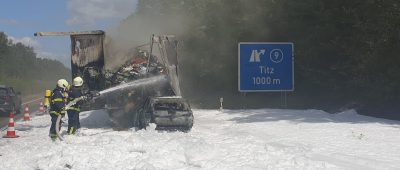 Schaumteppich auf Autobahn: Feuerwehr löscht brennenden Müll