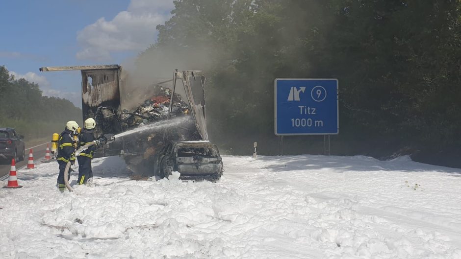 Schaumteppich auf Autobahn: Feuerwehr löscht brennenden Müll