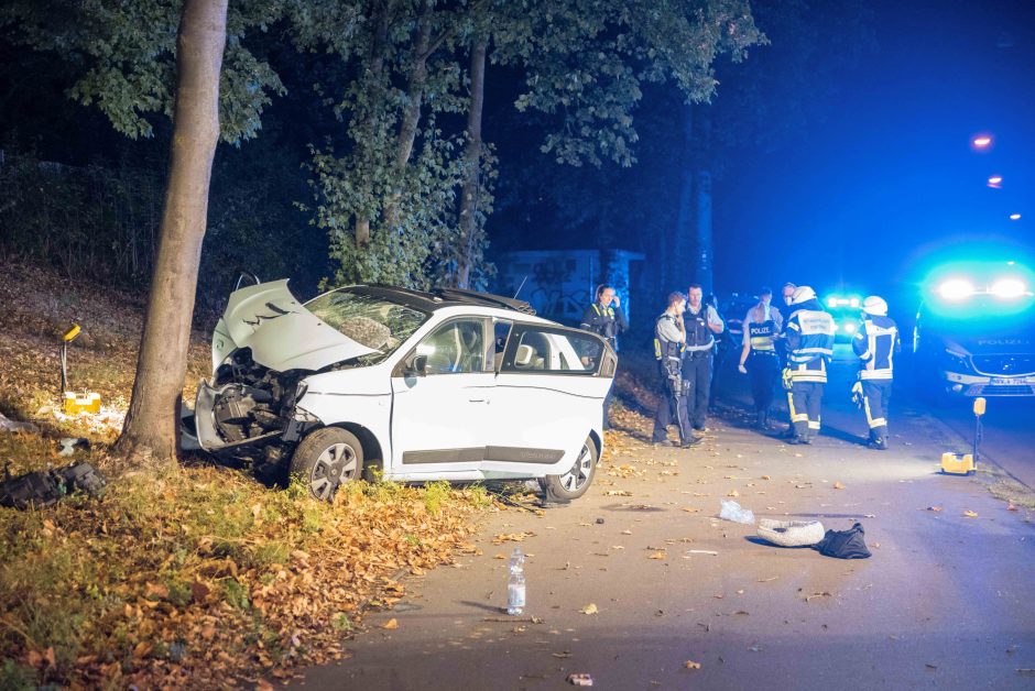 Auto prallt gegen Baum: Fünf Menschen verletzt