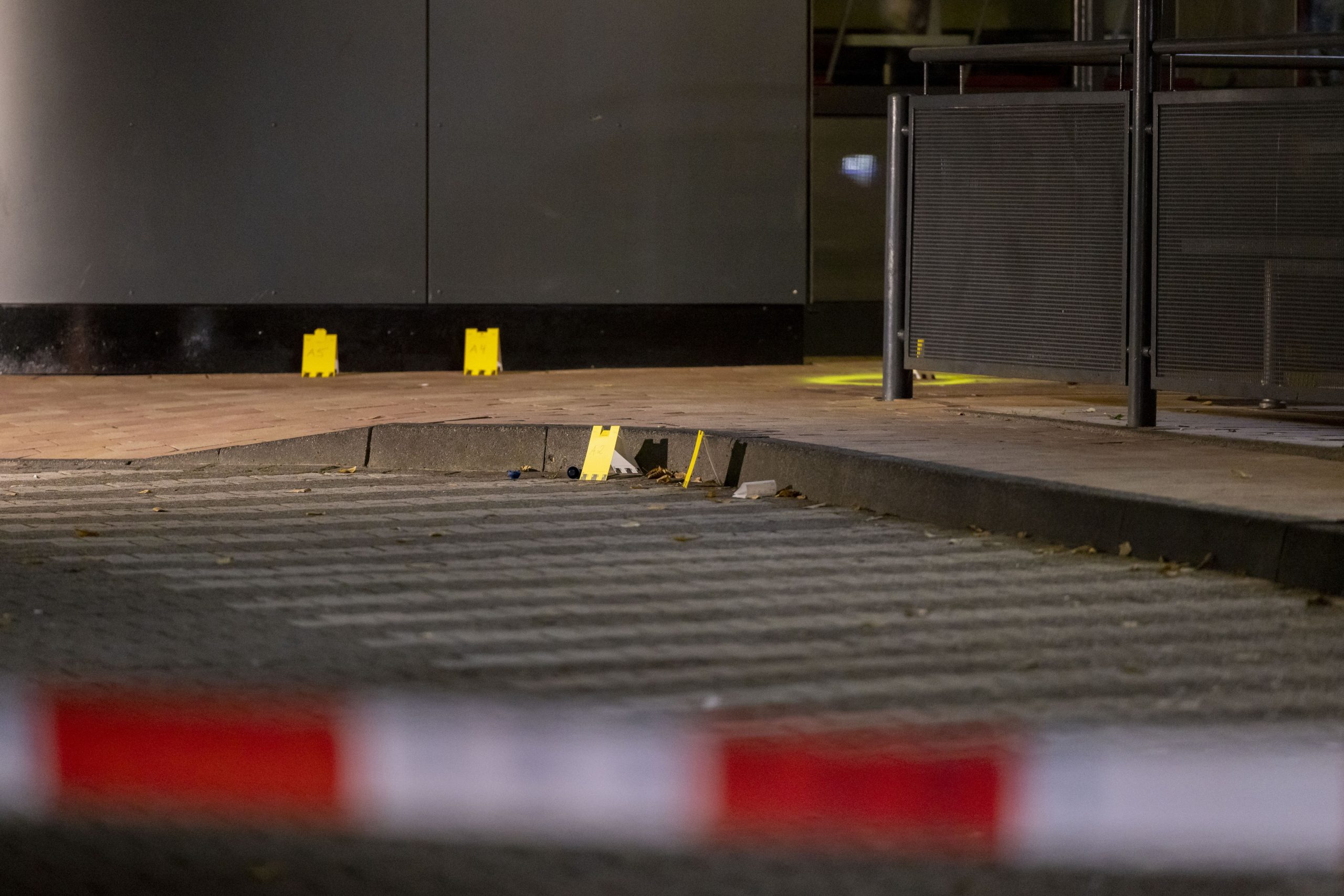 Schüsse vor Fast-Food-Restaurant in Oberhausen - drei Verletzte