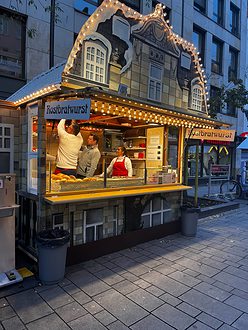 Weihnachtsmarkt_Duesseldorf_Bratwurst_Preis