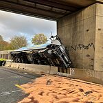 Lastwagen prallt gegen Brückenpfeiler