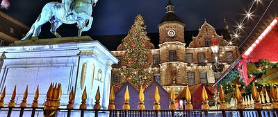 Düsseldorfer Weihnachtsmarkt und historisches Rathaus