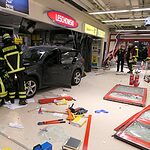 Auto rast in Dortmunder Einkaufszentrum - Fahrer verletzt