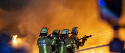 Feuerwehrleute löschen ein Feuer (Symbolbild) Foto: Thomas Banneyer/dpa