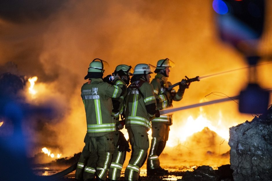 Feuerwehrleute löschen ein Feuer (Symbolbild) Foto: Thomas Banneyer/dpa