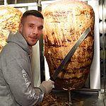 Fußball-Weltmeister Podolski eröffnet Döner-Laden