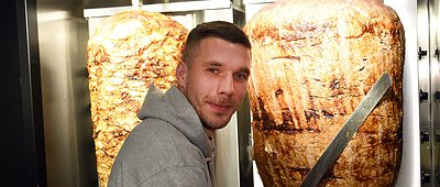 Fußball-Weltmeister Podolski eröffnet Döner-Laden